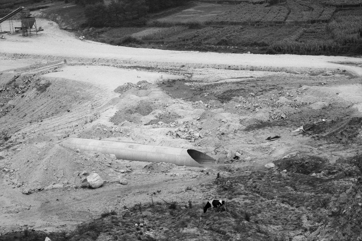 Photographic Social Vision - Construcción de la autopista del Atlántico. Daños en casas y cultivos. Pontevedra, 1977