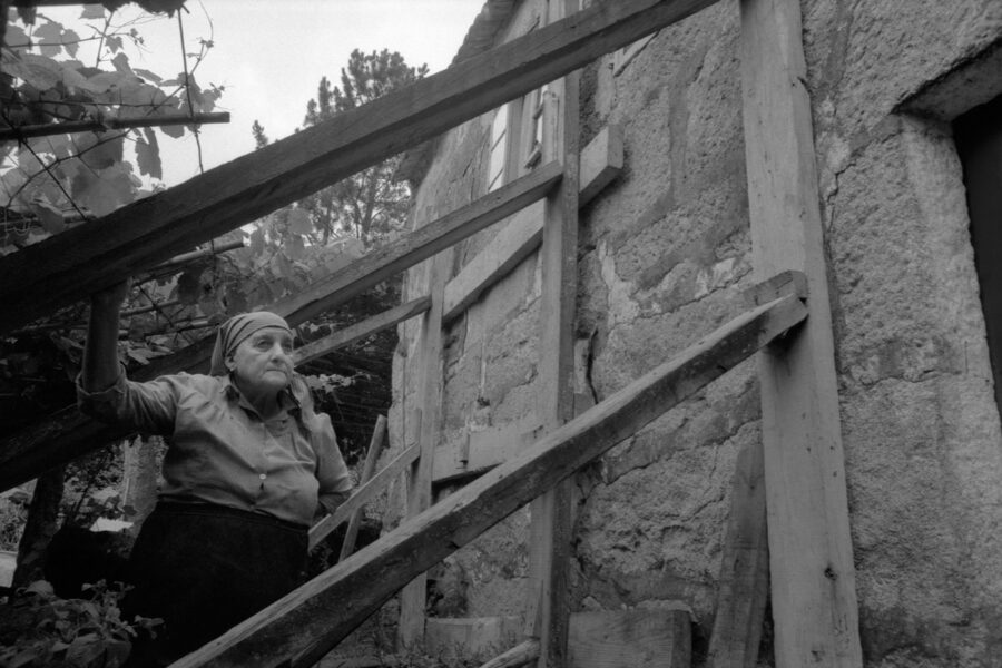 Photographic Social Vision - Construcción de la autopista del Atlántico. Daños en casas y cultivos. Pontevedra, 1977