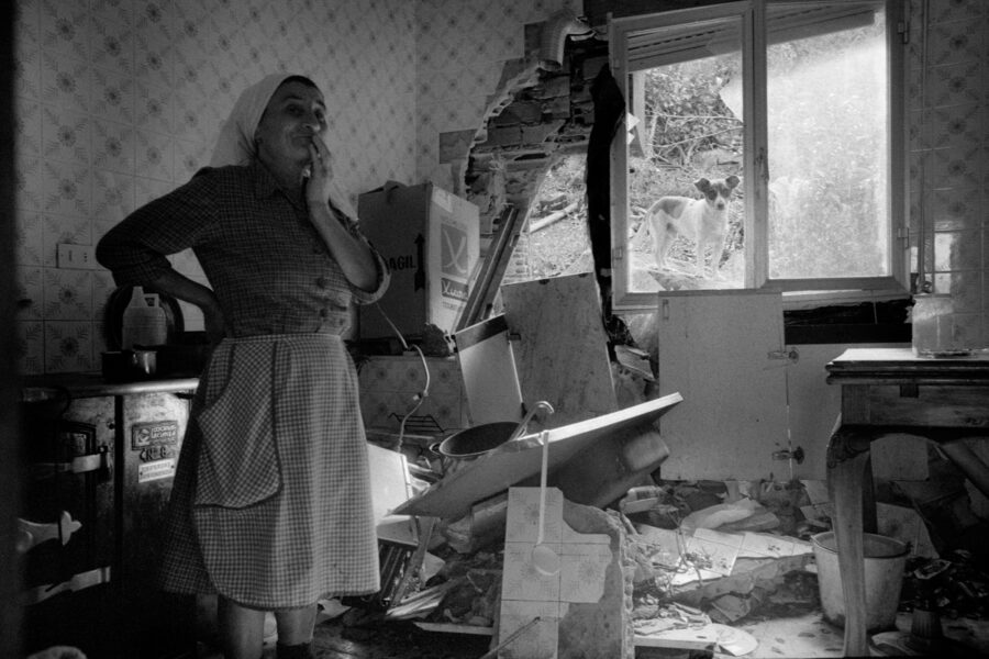Photographic Social Vision - Construcción de la autopista del Atlántico. Daños en casas y cultivos. Pontevedra, 1977