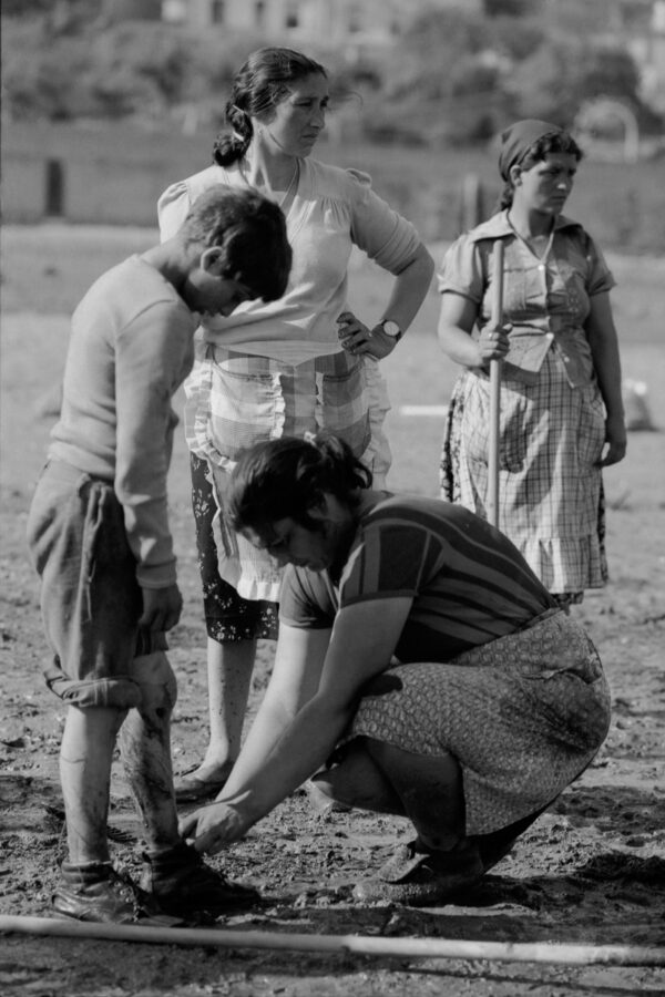 Photographic Social Vision - Mariscadors. Pontevedra, 1978.