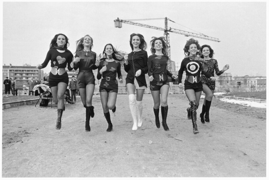 Photographic Social Vision - Modelos con los shorts de moda. Madrid, 1971.