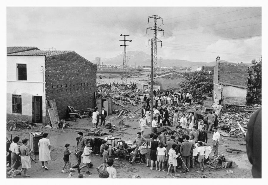 Photographic Social Vision - Numerosos ciudadanos observan los  destrozos al día siguiente. El agua arrasó  casas, puentes e incluso fábricas, dejando  numerosos escombros por toda la comarca.  Vallès, 1962.