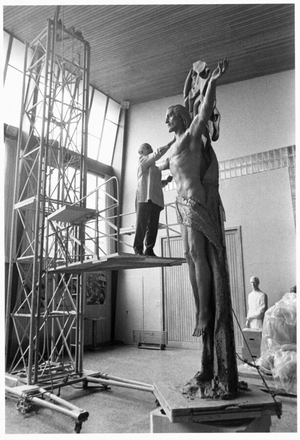 Photographic Social Vision - El escultor Juan de Ávalos con su obra Cristo. Madrid, 1969.