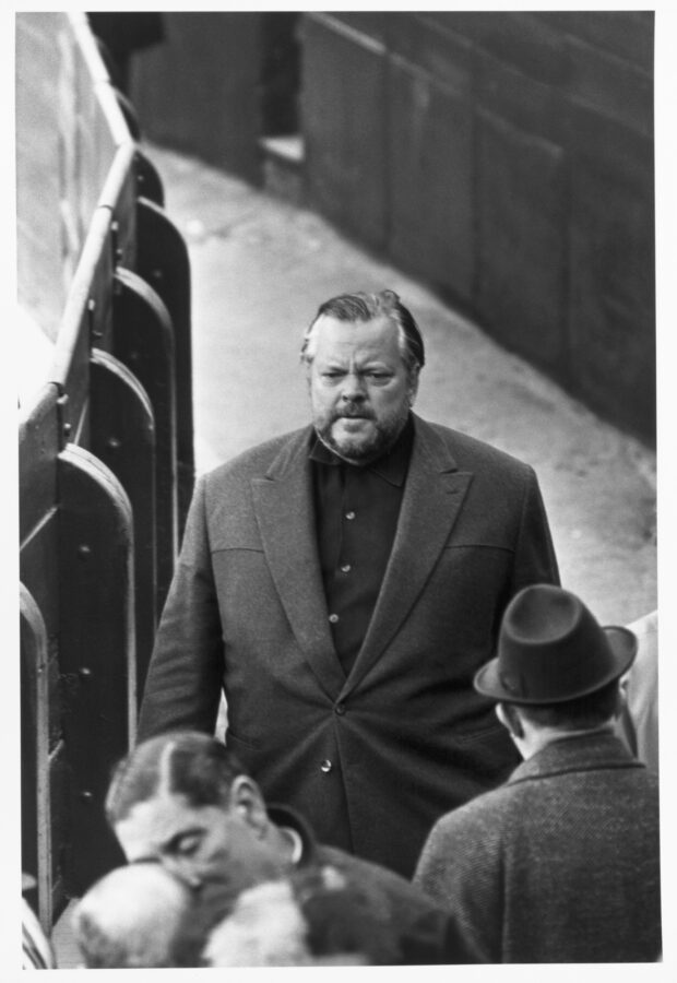 Photographic Social Vision - Orson Welles en el callejón de la Plaza de la  Maestranza. Sevilla, 1966.