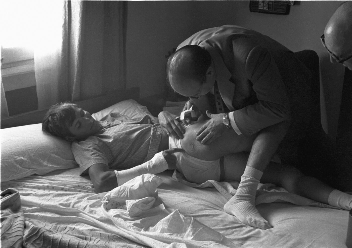 Photographic Social Vision - Un médico supervisa  una de las cornadas recibidas por El Cordobés.  Madrid, 1966.