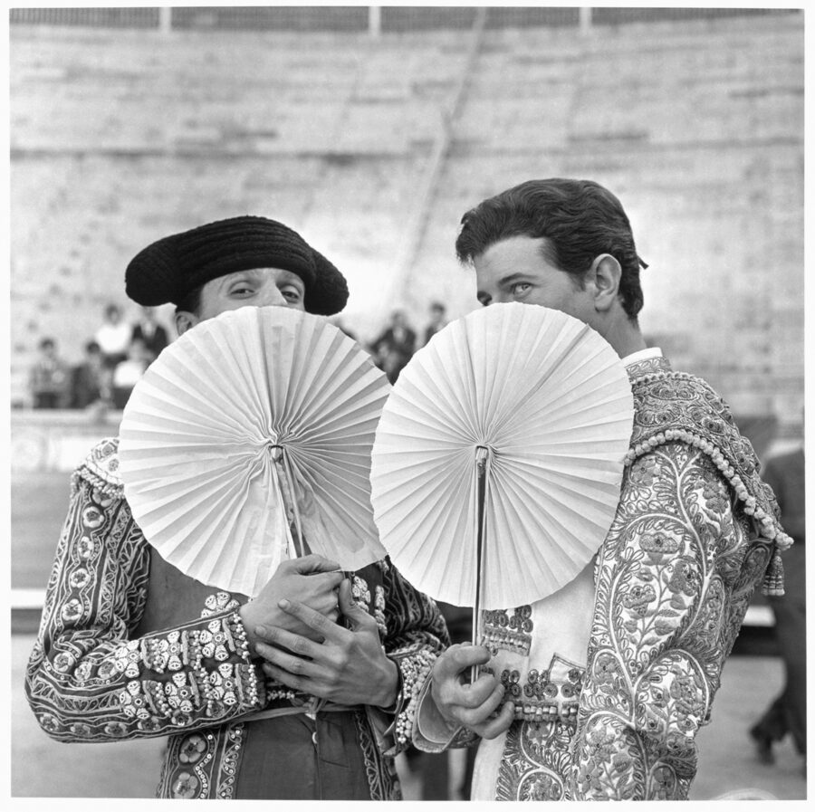 Photographic Social Vision - Momento de diversión entre dos toreros en la Plaza de Las Ventas. Madrid, 1967.
