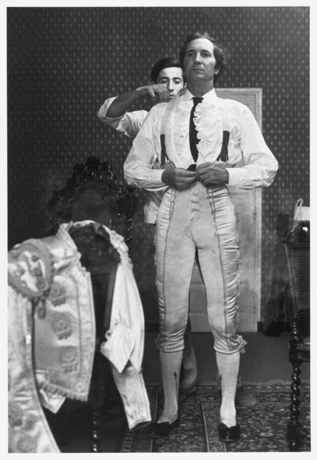 Photographic Social Vision - Luis Miguel Dominguín con el traje de luces diseñado por Picasso. Arlés (Francia), 1971.