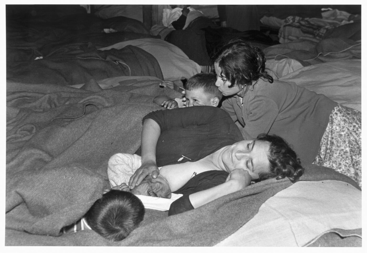 Photographic Social Vision - Familias damnificadas en locales habilitados para la ocasión. Según las estimaciones oficiales, 4.455 personas perdieron su casa.