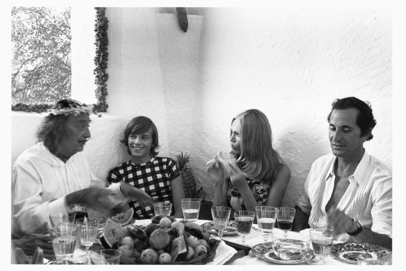 Photographic Social Vision - Salvador Dalí,   Miguel Bosé, Amanda Lear y Luis Miguel  Dominguín. Portlligat (Girona), 1971.