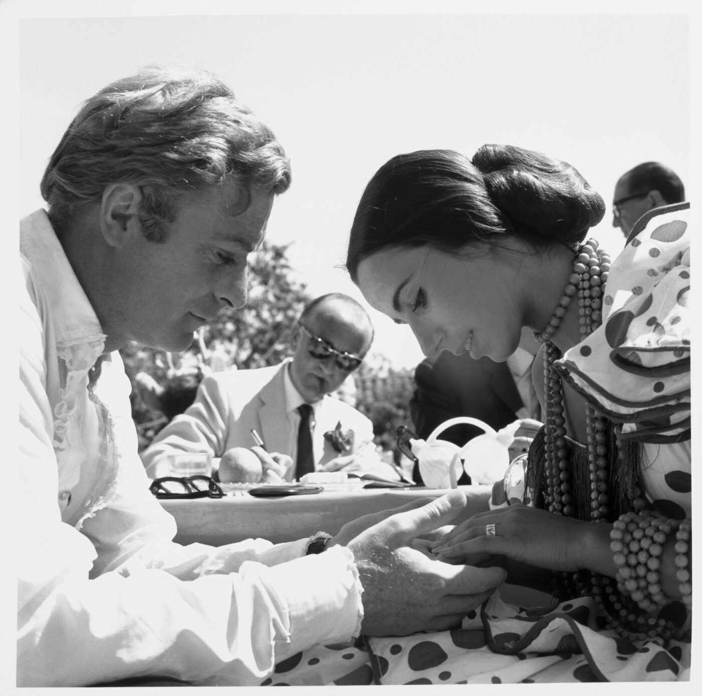 Photographic Social Vision - Michael Caine durante el rodaje de la película El Mago. Palma de Mallorca