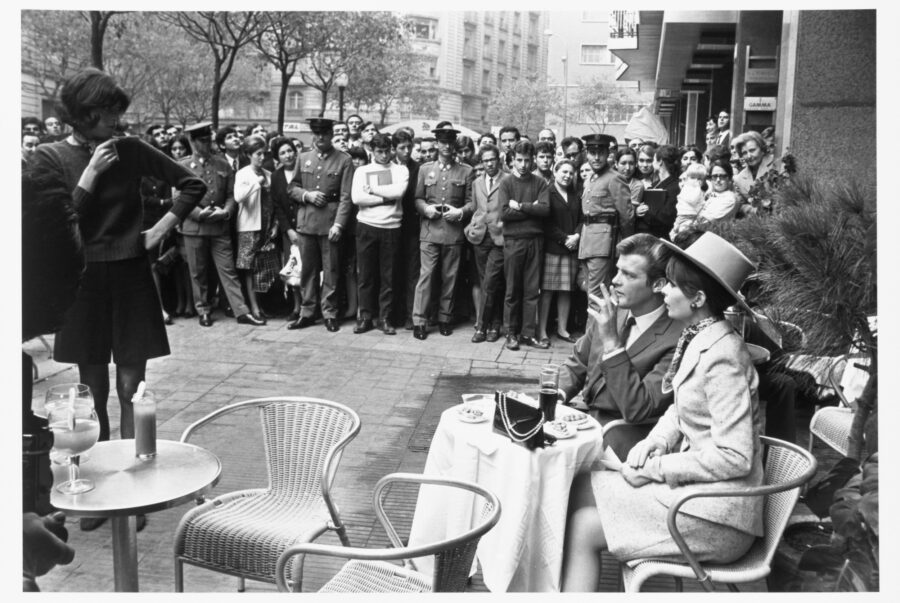 Photographic Social Vision - Seguidores de  Roger Moore «El santo» observan al  actor mientras se toma un vermut.  Barcelona, 1967.