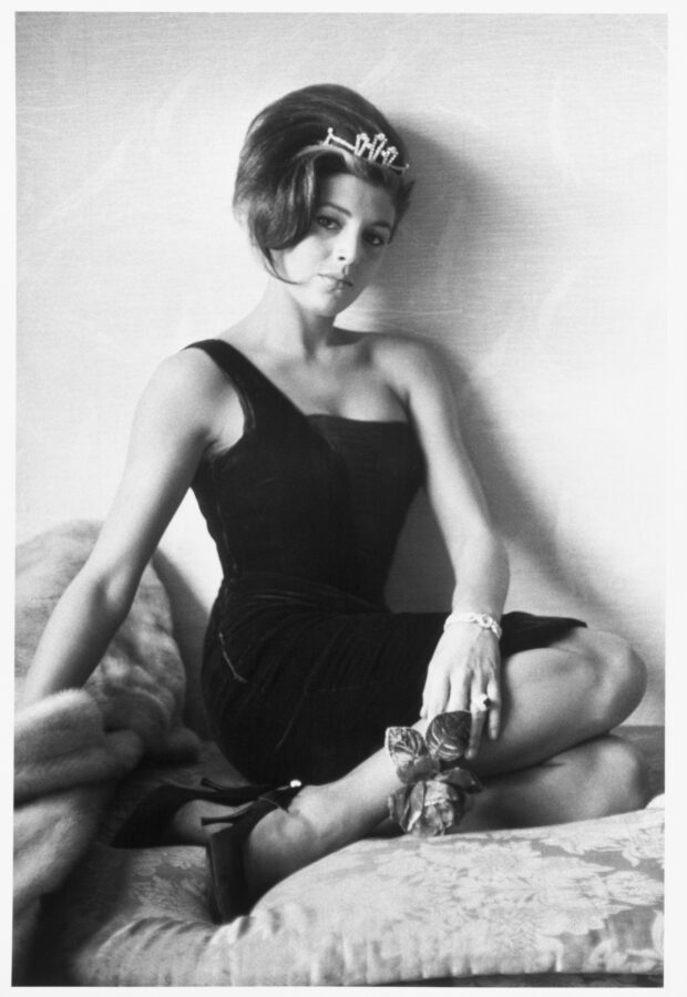 Photographic Social Vision - Carmen Cervera durante una sesión de  fotos en su apartamento. Madrid, 1964.