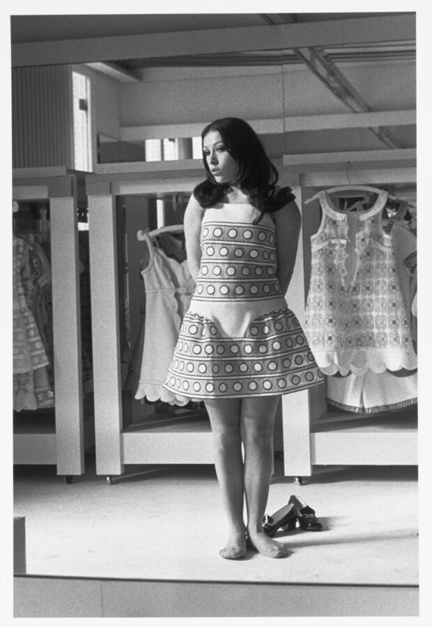 Photographic Social Vision - Massiel en la tienda de Courrèges se prueba el vestido con el que actuó en el Festival de Eurovisión. París, 1968.