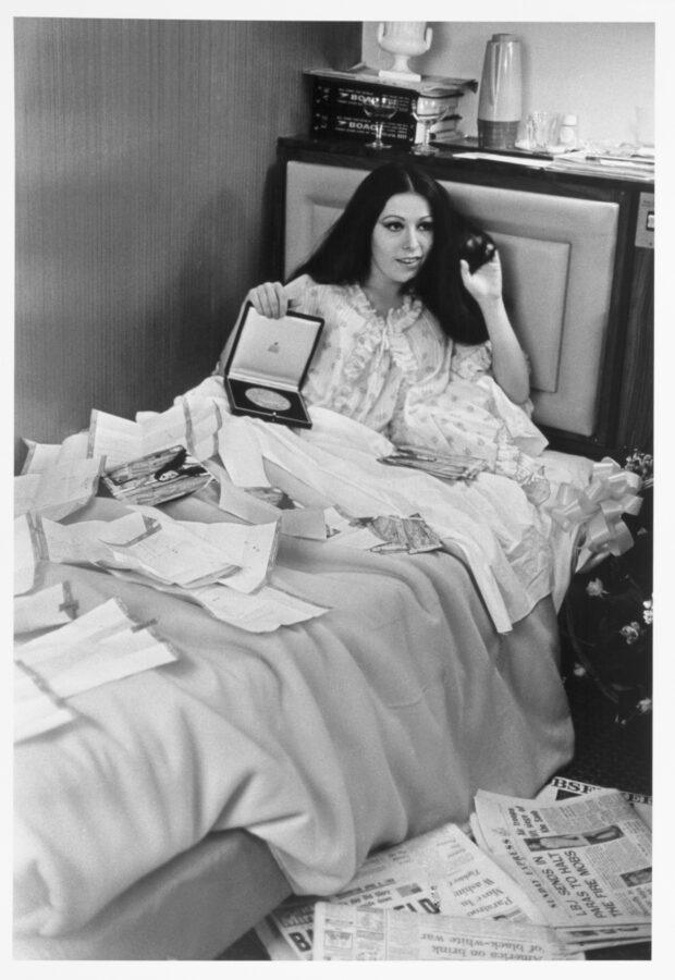 Photographic Social Vision - Massiel atiende a la prensa el día después de ganar en Eurovisión. Londres, 1968.
