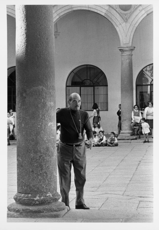 Photographic Social Vision - Luis Buñuel durante el rodaje de Tristana. Santo Tomé (Toledo), 1969.