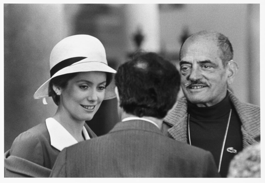 Photographic Social Vision - Catherine Deneuve y Luis Buñuel durante el rodaje  de Tristana. Santo Tomé (Toledo), 1969.