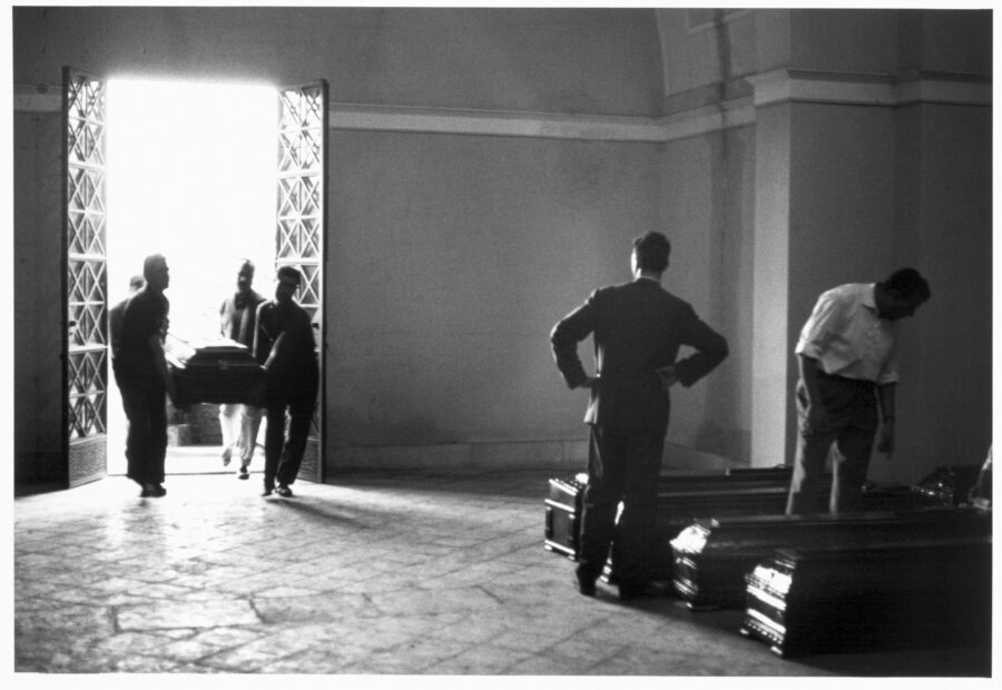 Photographic Social Vision - El 15 de junio de 1969 se derrumbó el recién estrenado restaurante del complejo turístico Los Ángeles de San Rafael, en Segovia. La catástrofe dejó 58 muertos y 160 heridos. En la imagen, ataúdes en la catedral de Segovia.