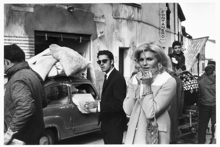 Photographic Social Vision - En páginas anteriores, Rosanna Yanni durante un  rodaje. Afueras de Madrid, 1966.
