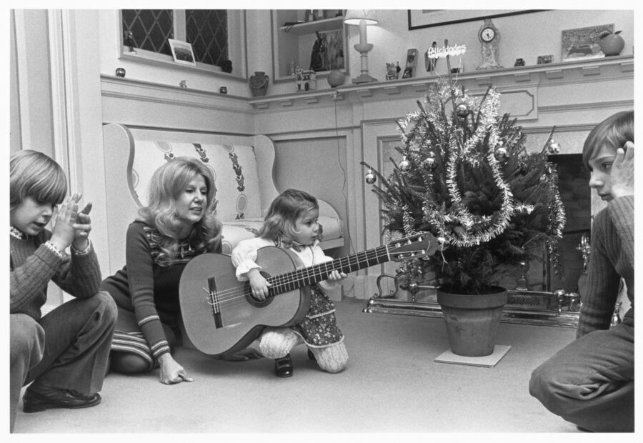 Photographic Social Vision - La Duquesa de Alba con sus hijos en el Palacio de Liria. Madrid, 1972.