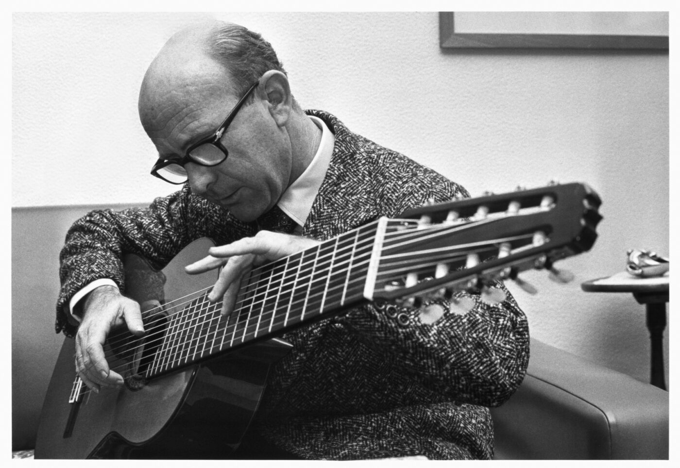 Photographic Social Vision - El guitarrista Narciso Yepes. Los Ángeles, 1975.