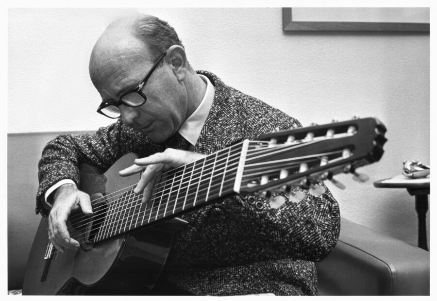 Photographic Social Vision - El guitarrista Narciso Yepes. Los Ángeles, 1975.