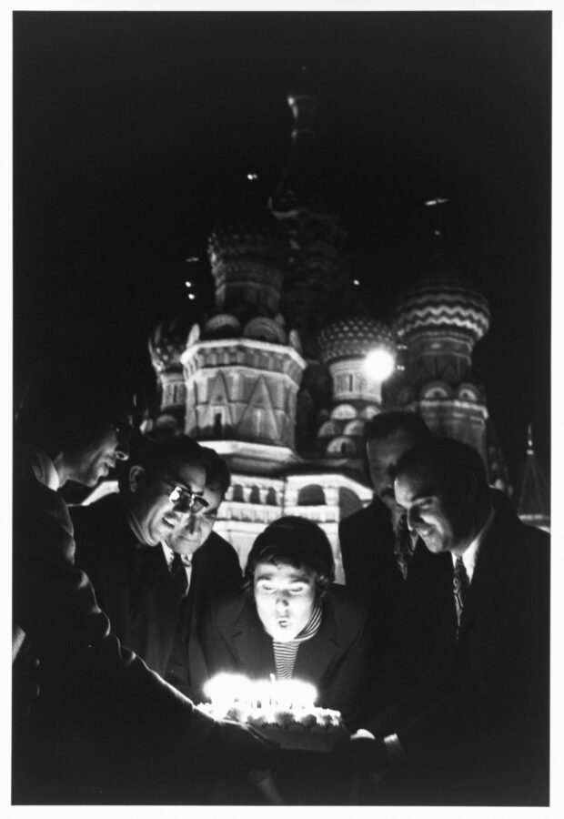 Photographic Social Vision - Raphael durante la actuación en Moscú y después en la Plaza Roja soplando las velas de un pastel por su cumpleaños. Moscú, 1971.