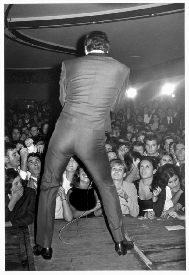 Photographic Social Vision - En páginas anteriores, Tom Jones durante una actuación. Torrejón de Ardoz, 1969.
