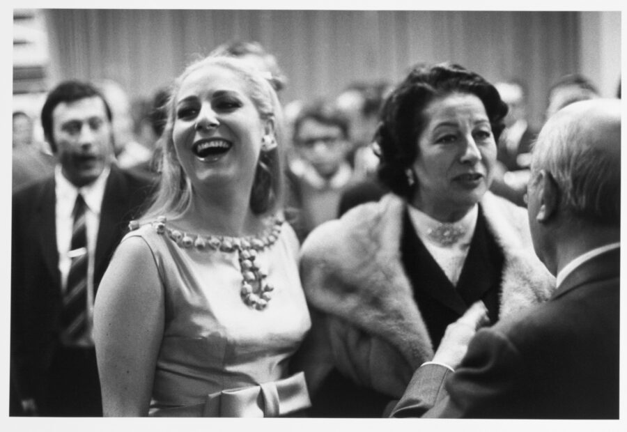 Photographic Social Vision - Debut de la cantante Conchita Márquez Piquer durante una gala benéfica en el Teatro Calderón. A su lado su madre, Concha Piquer. Madrid, 1969.