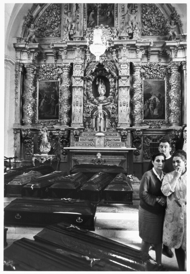 Photographic Social Vision - El 15 de junio de 1969 se derrumbó el recién estrenado restaurante del complejo turístico Los Ángeles de San Rafael, en Segovia. La catástrofe dejó 58 muertos y 160 heridos. En la imagen, ataúdes en la catedral de Segovia.