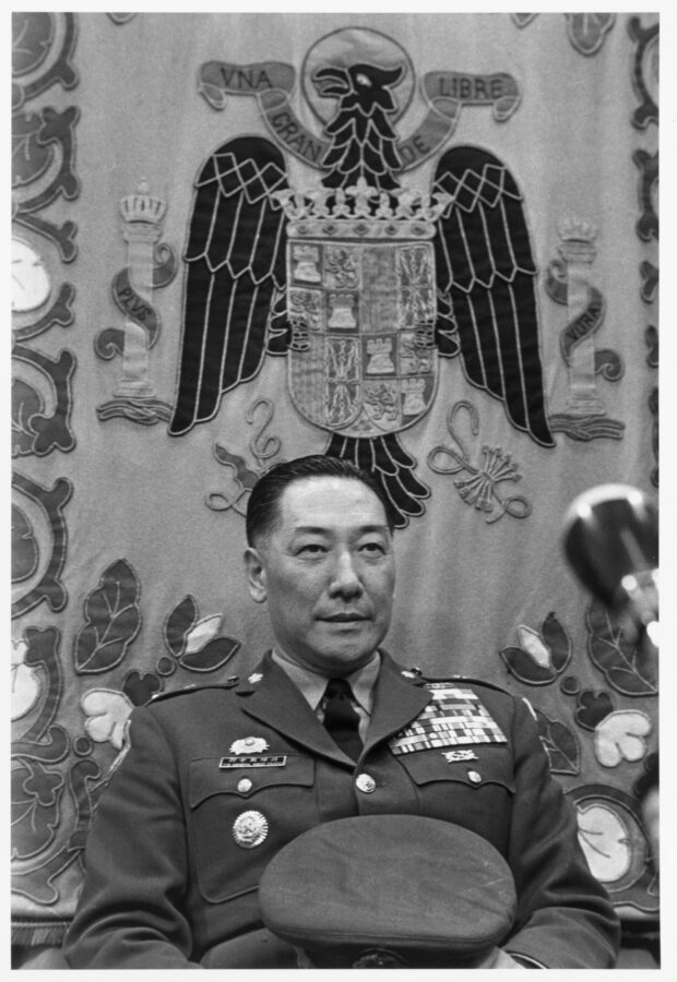 Photographic Social Vision - El teniente general Wego W. K. Chiang, hijo de Chiang Kai Shek. Madrid, 1968.