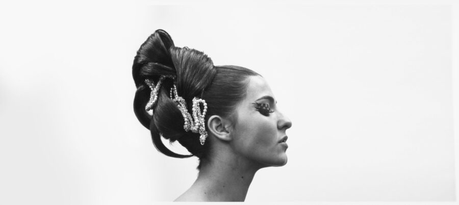Photographic Social Vision - Peinado de Carita Salon. Las hermanas Rosy y Mary Carita habían creado en París la peluquería más lujosa de Europa. Madrid, 1967.