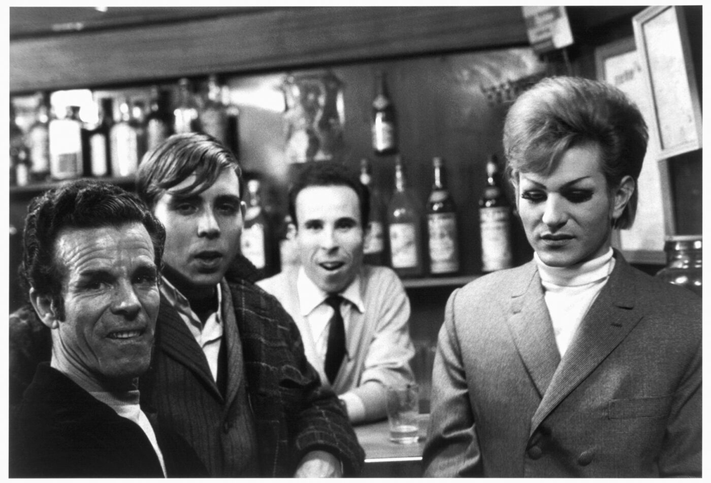 Photographic Social Vision - Dos imágenes del Barrio Chino, donde  eran habituales los locales concurridos por  prostitutas y travestis. Barcelona, 1967.