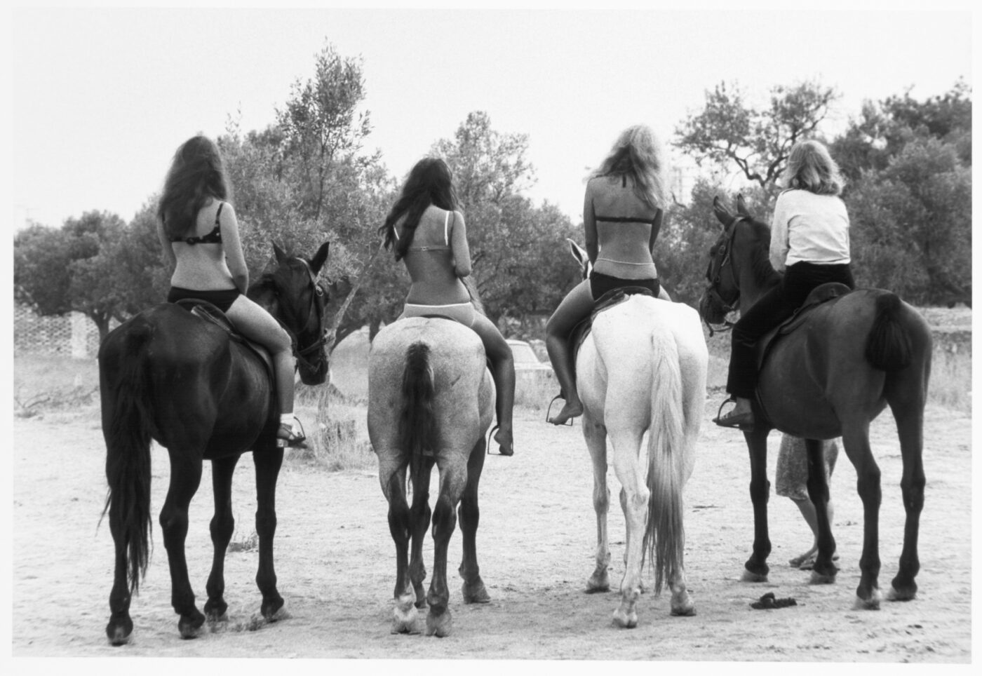 Photographic Social Vision - Un grupo de turistas a caballo. Benidorm, 1968.