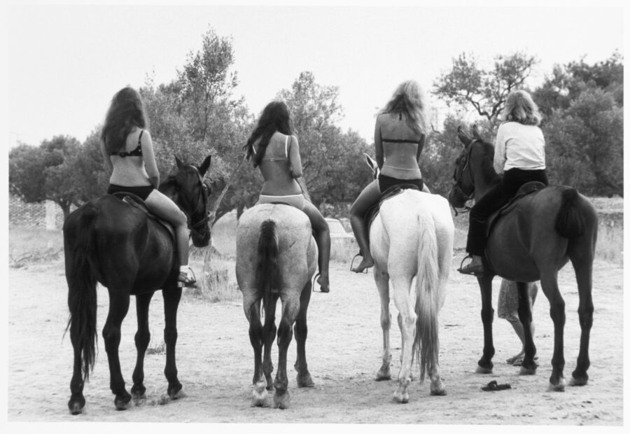Photographic Social Vision - Un grupo de turistas a caballo. Benidorm, 1968.