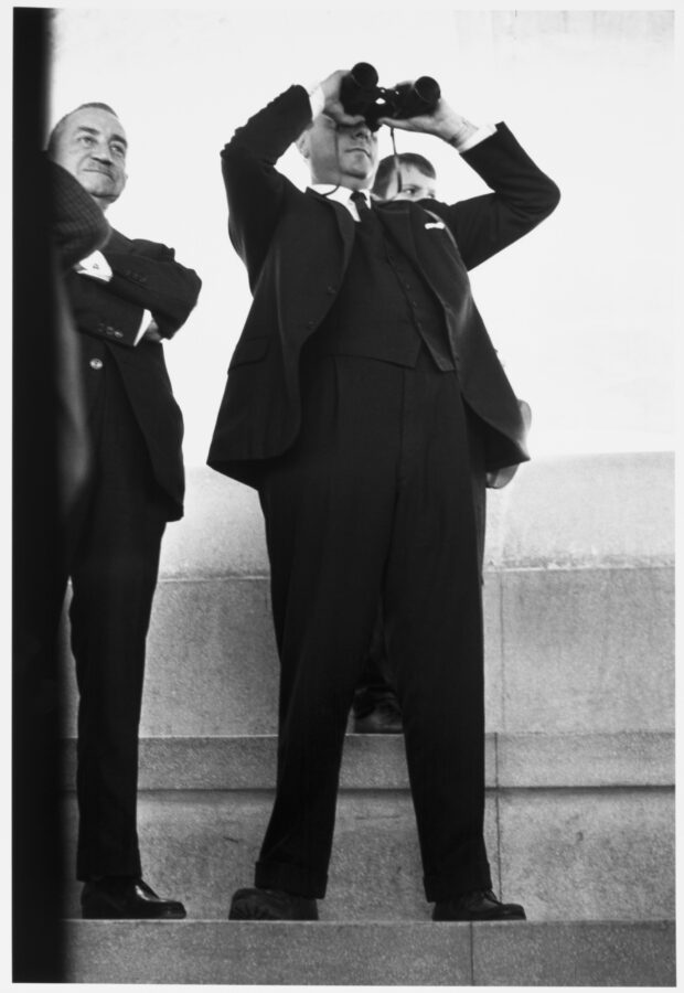 Photographic Social Vision - Manuel Fraga sigue con prismáticos unas maniobras aéreas. Almería, 1966.