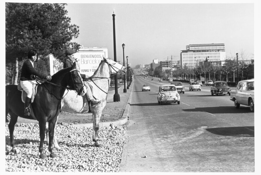 Photographic Social Vision - En páginas anteriores, cartel de bienvenida  en la Avenida Diagonal. Barcelona, 1960.
