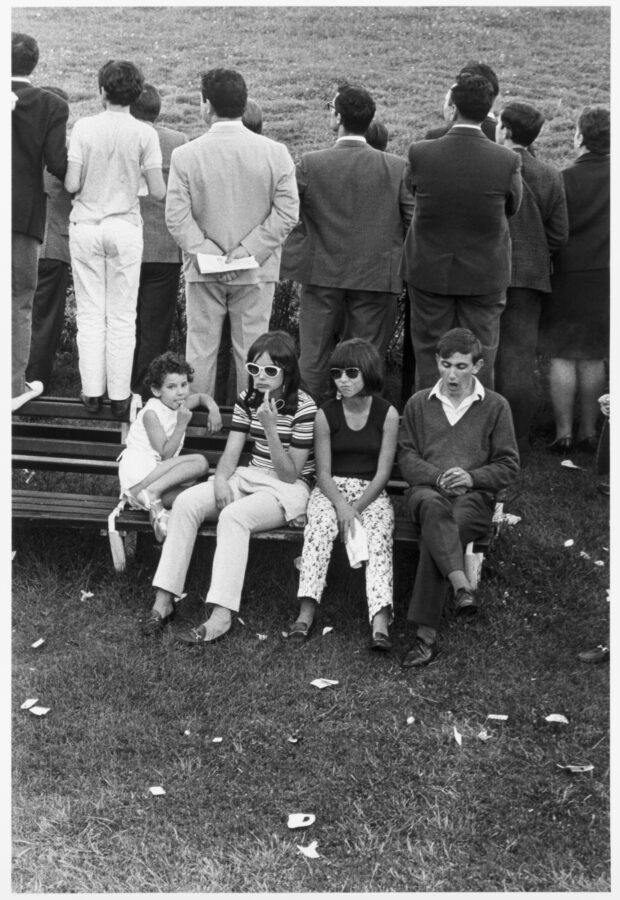 Photographic Social Vision - Jóvenes aburridos durante la inauguración de la  temporada hípica en el Hipódromo de La Zarzuela.  Madrid, 1968.