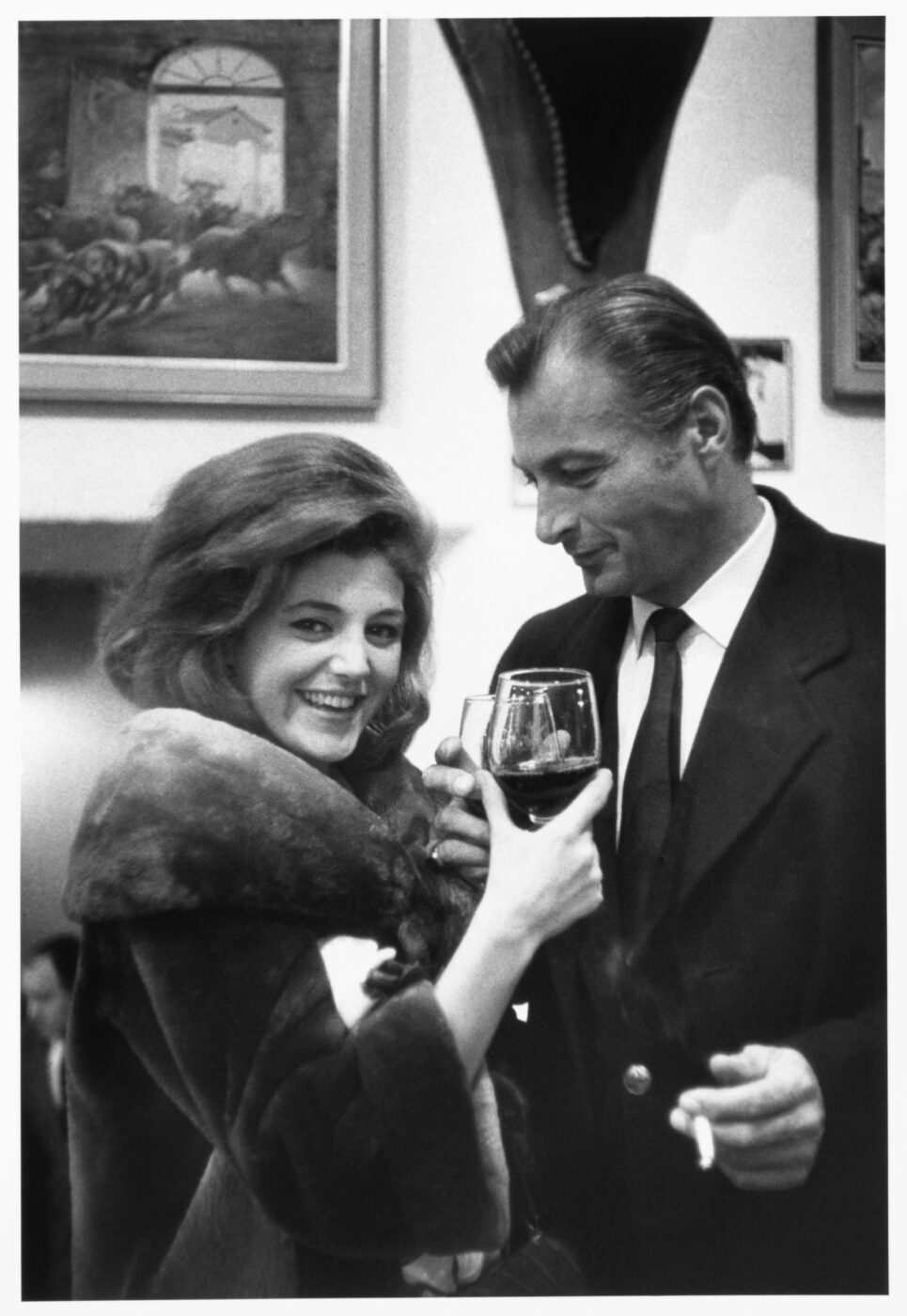 Photographic Social Vision - Lex Barker y Carmen Cervera en un restaurante  poco después de la pedida de mano. Madrid, 1964.