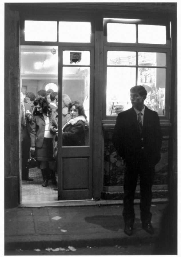 Photographic Social Vision - Dos imágenes del Barrio Chino, donde  eran habituales los locales concurridos por  prostitutas y travestis. Barcelona, 1967.
