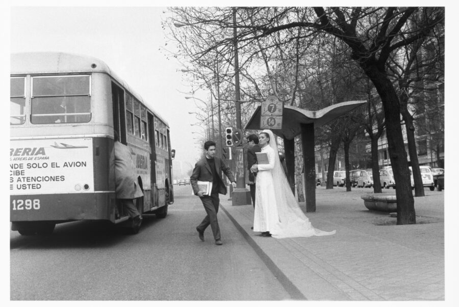 Photographic Social Vision - La actriz y modelo Sonia Bruno  vestida de novia en la parada del autobús tras no haber  llegado a tiempo al coche del equipo de producción.  Madrid, 1968.