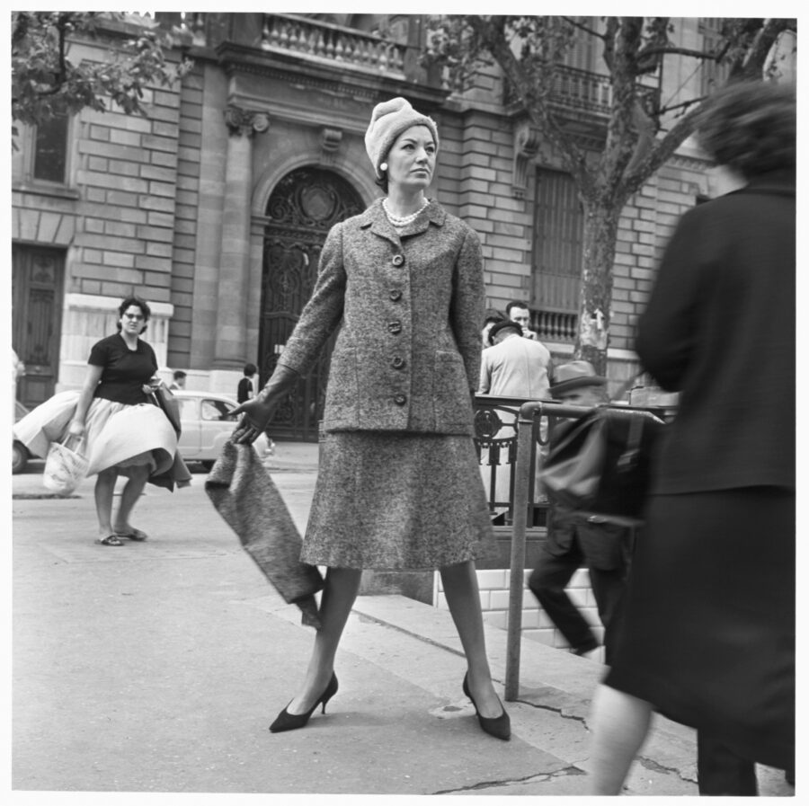 Photographic Social Vision - Sesión de moda en plena calle. Barcelona, 1962.