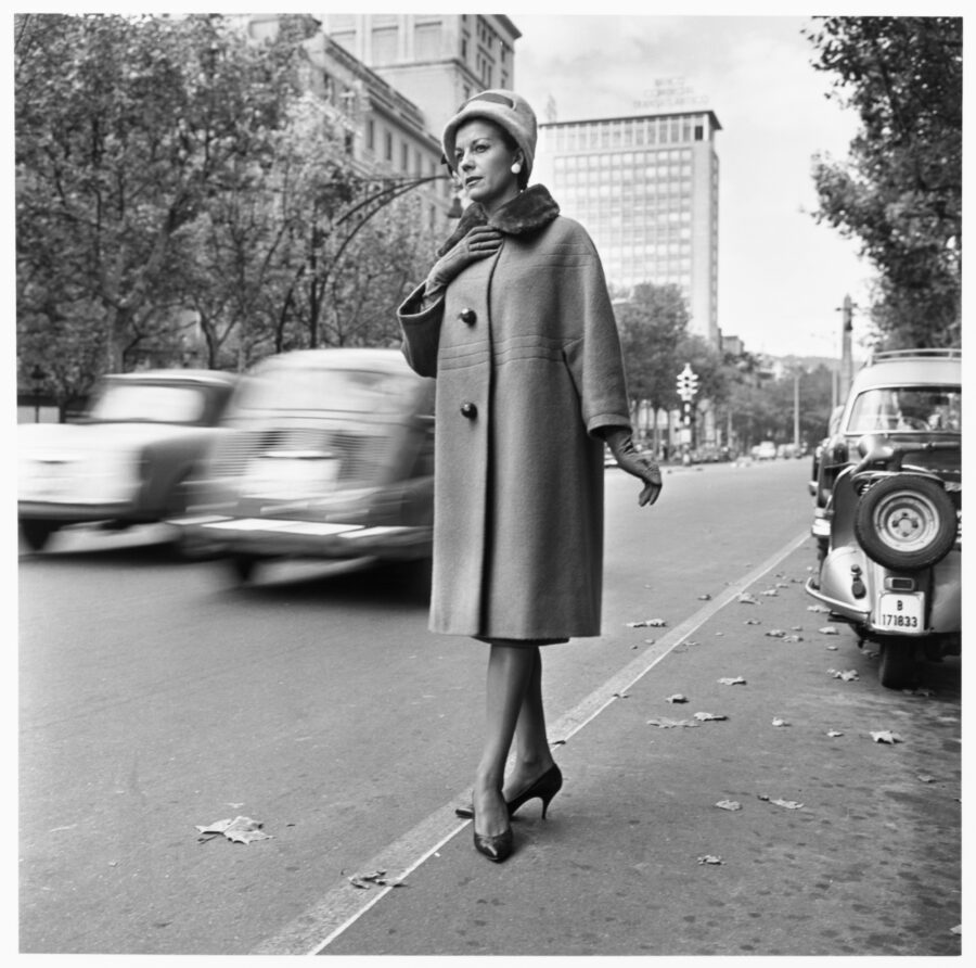 Photographic Social Vision - Sesión de moda en plena calle. Barcelona, 1962.
