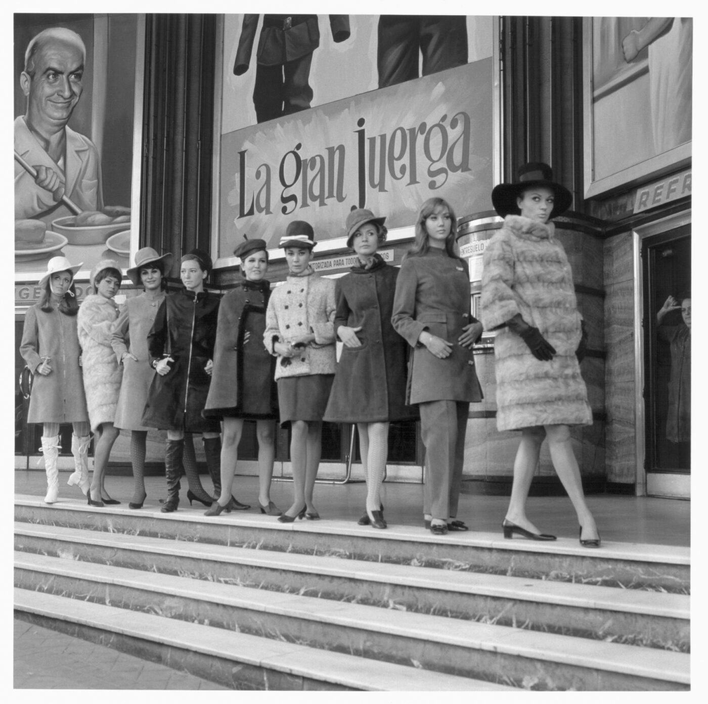 Photographic Social Vision - En páginas anteriores, modelos con abrigos de piel en la  Gran Vía. Madrid, 1967.