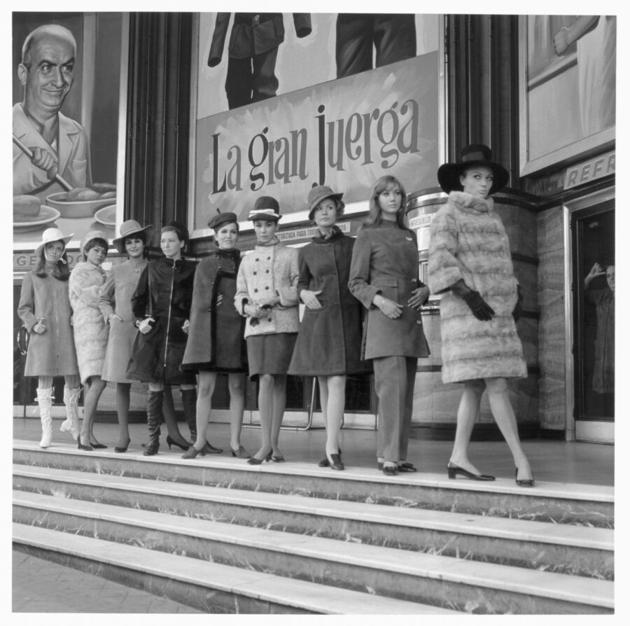 Photographic Social Vision - En páginas anteriores, modelos con abrigos de piel en la  Gran Vía. Madrid, 1967.
