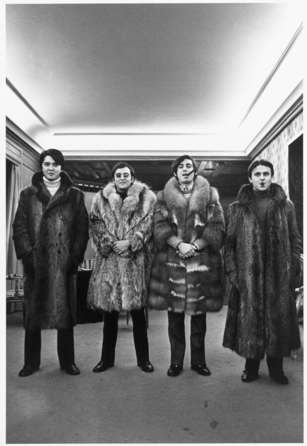 Photographic Social Vision - En páginas anteriores, sesión fotográfica con Los Brincos,  vestidos con abrigos de piel. Madrid, 1967.