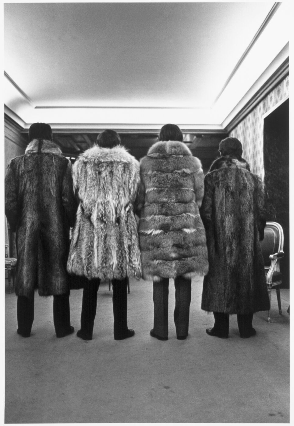 Photographic Social Vision - En páginas anteriores, sesión fotográfica con Los Brincos,  vestidos con abrigos de piel. Madrid, 1967.
