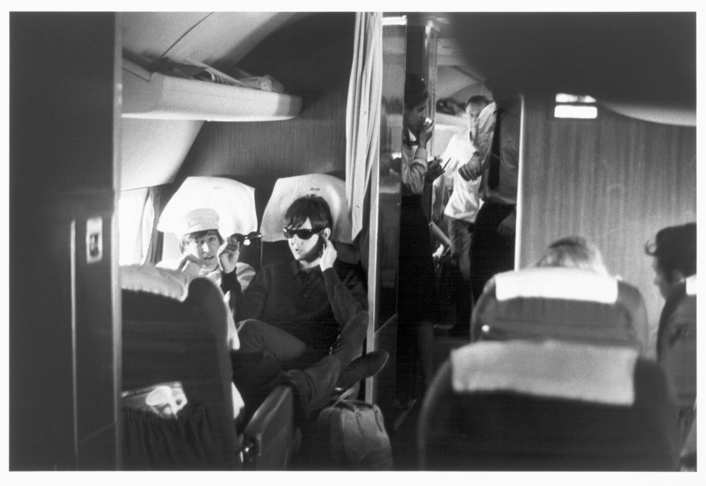 Photographic Social Vision - Los Beatles durante el vuelo que los trasladó de Madrid a Barcelona. 1965.