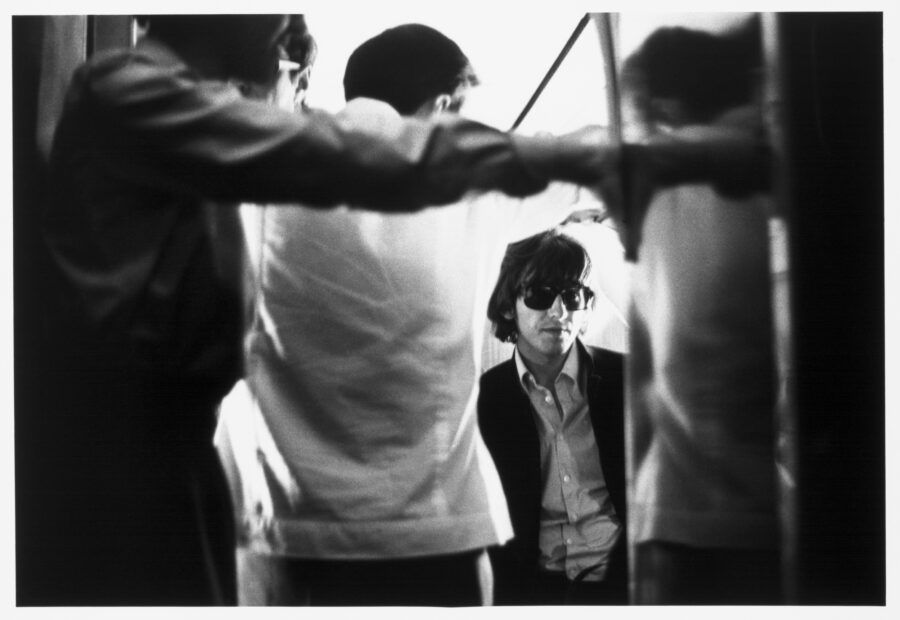 Photographic Social Vision - Los Beatles durante el vuelo que los trasladó de Madrid a Barcelona. 1965.