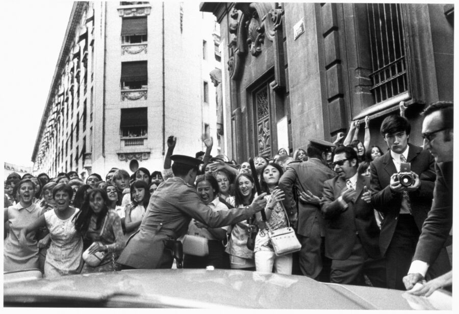Photographic Social Vision - Fans de Raphael en la boda de su representante. Madrid, 1970.