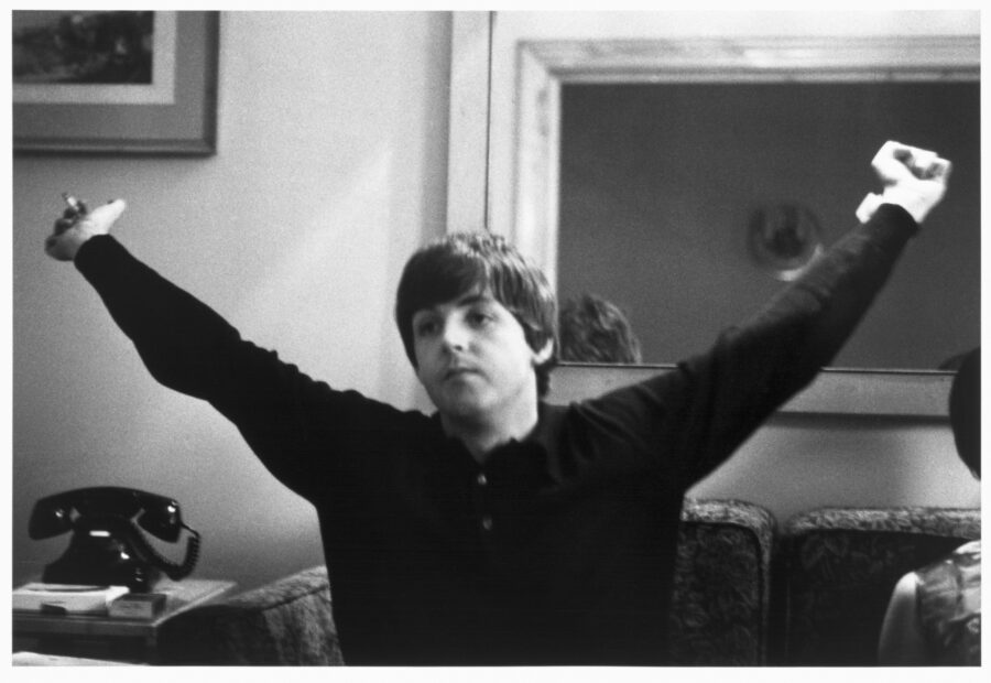 Photographic Social Vision - Imágenes de los Beatles en su suite del hotel Avenida Palace. Barcelona, 1965.
